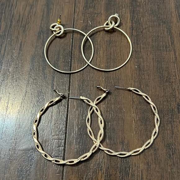 Jewelry - Bundle of 2 cute hoop earrings